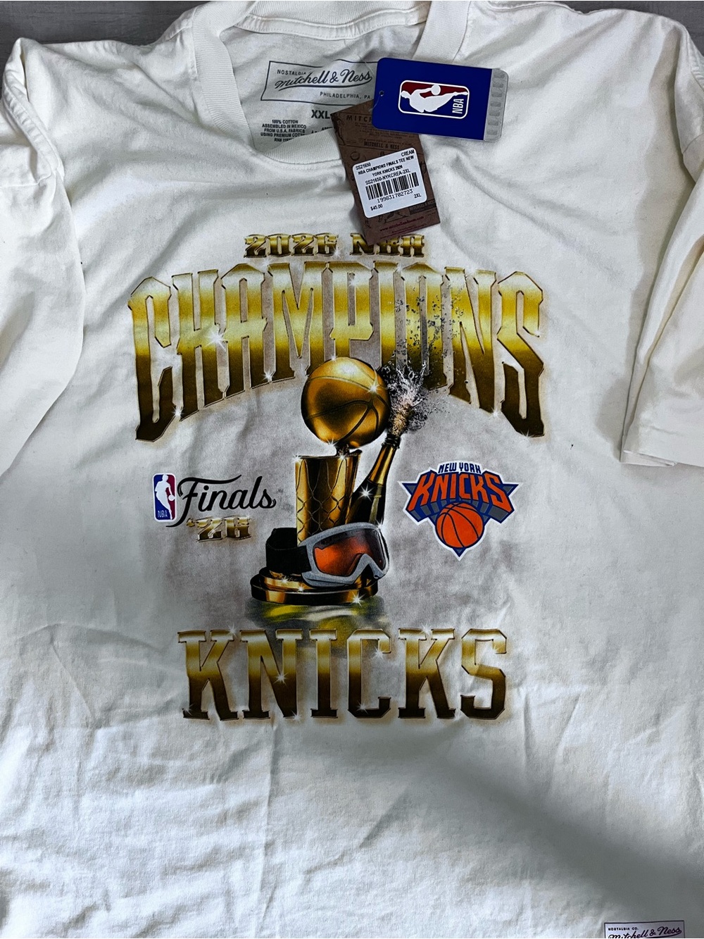 Mitchell & Ness New York Knicks 2026 Champions Graphic Tee - White/Gold